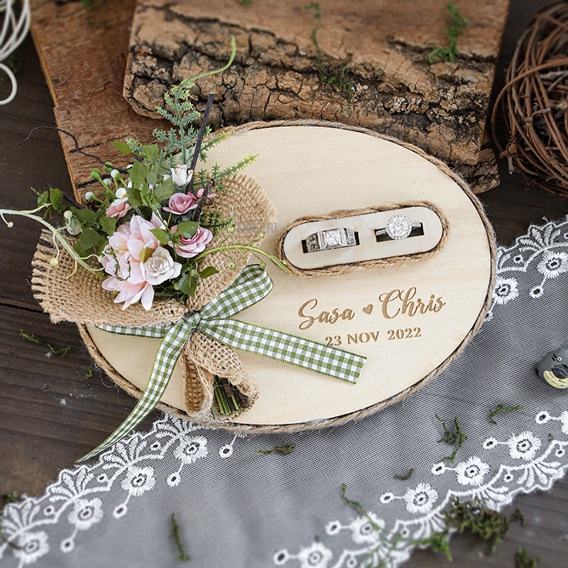 Custom Oval Wooden Flowers Eng – Ring Bearer Pillow recenzja i cena